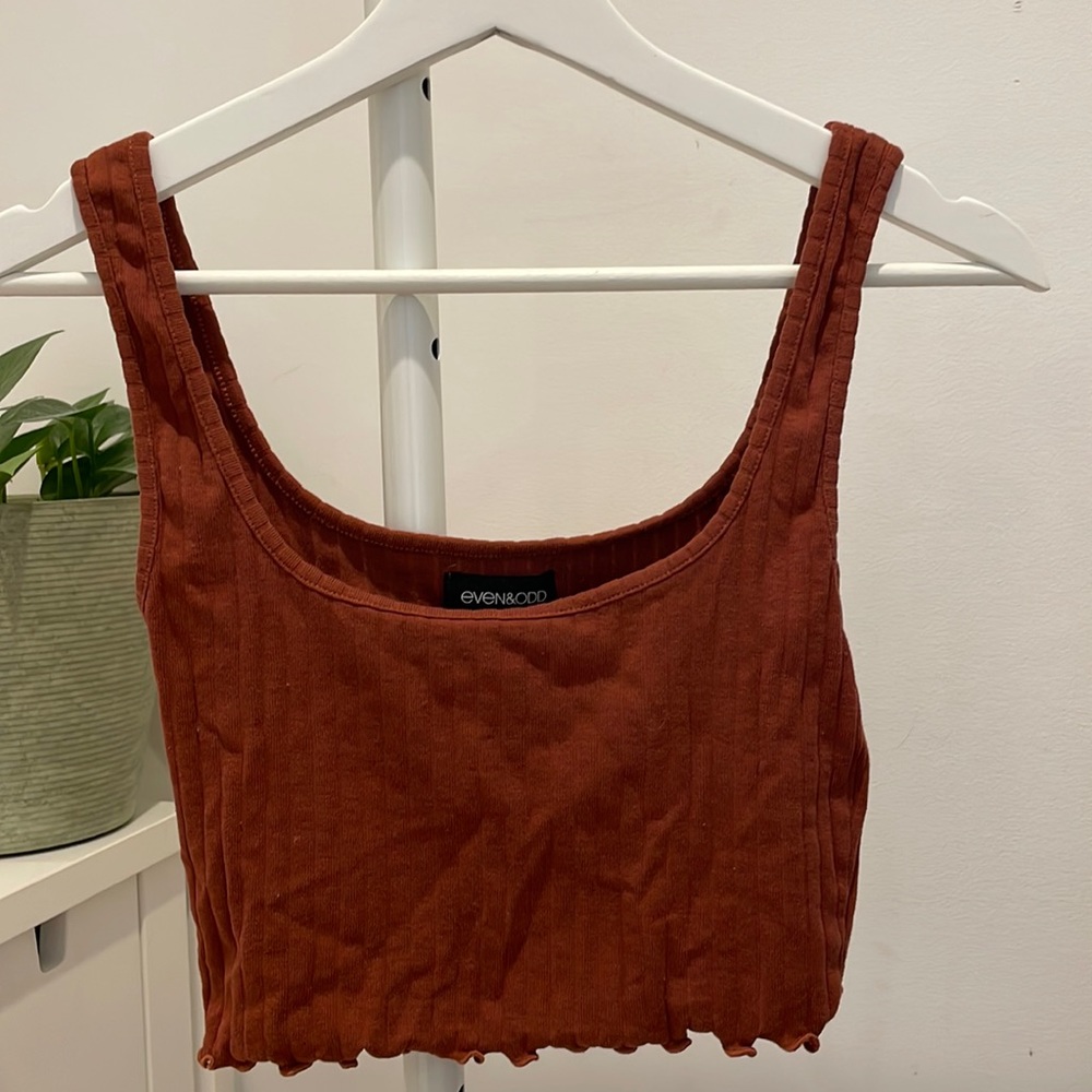 Brown Square Neck Cropped Tank Top With A Ruffled Cut At The Bottom